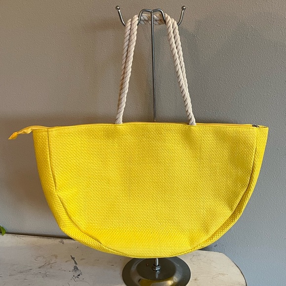 Pia Rossini Lemon Wedge Zippered Woven Straw Tote - Picture 2 of 3
